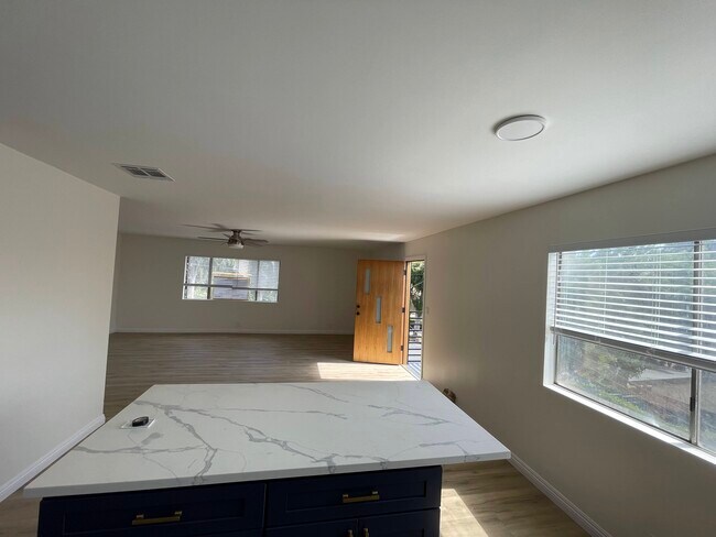 Building Photo - 1385 N Marengo Ave