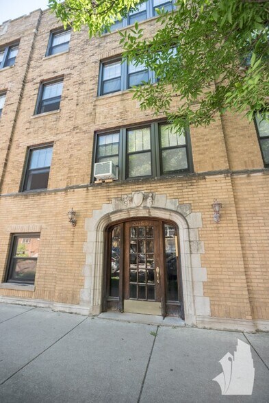 Primary Photo - 2020 W Ainslie St