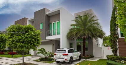 Building Photo - 10561 NW 68th Terrace