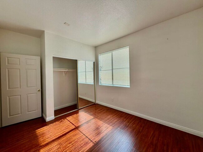 Building Photo - 5155 W Tropicana Ave