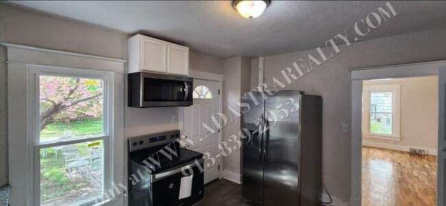 Building Photo - Large 2-story 4 Bed 1.5 Bath Home in Leave...