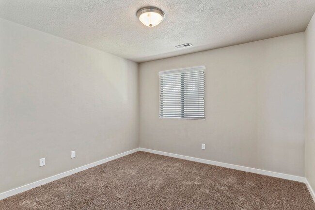 Building Photo - 3 Bed 2.5 Bath Layton Townhome