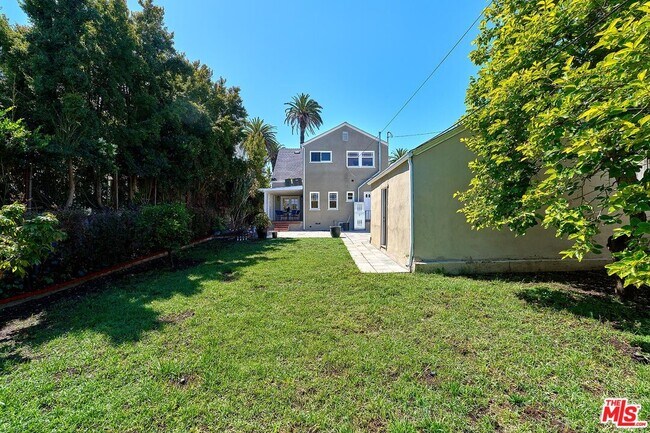 Building Photo - 916 S Victoria Ave