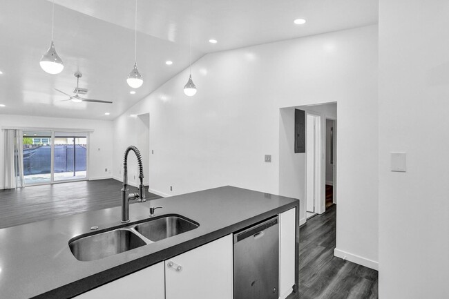 Building Photo - Fully renovated and updated Townhome in th...