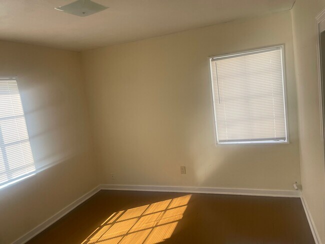 Building Photo - 852 Reaves St