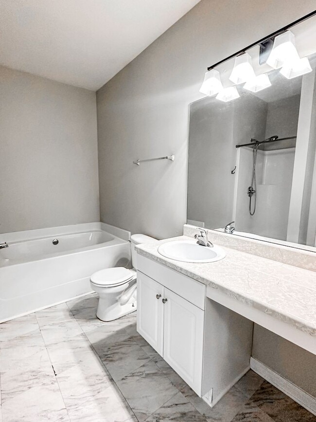 Building Photo - 3/2.5 Townhome in great Oakwood location