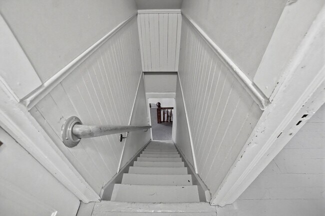 Building Photo - 6 bed/2 bath on Wheeler St., Mins. from UC for Only $650/pp ($3900/mo)!