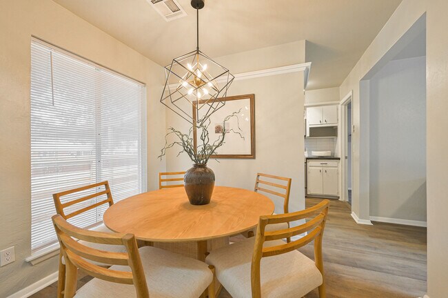 Building Photo - 1021 W Woodcrest Dr