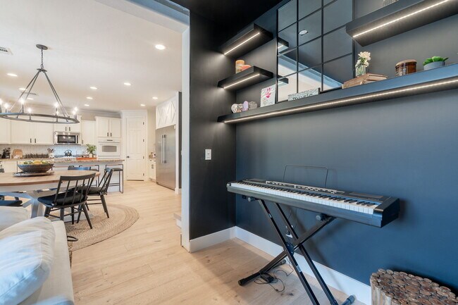 Building Photo - 3852 E Comstock Dr