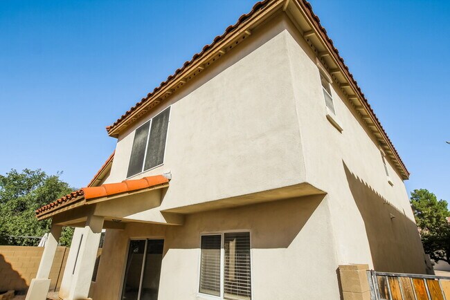 Building Photo - 668 E Colt Ct