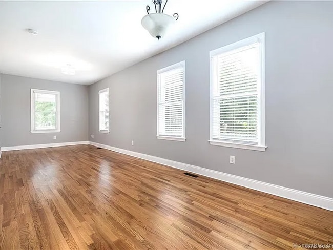Building Photo - Sophisticated townhouse-style living offering 3 bedrooms, 2 baths