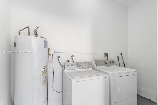 Building Photo - 6330 SW 27th St