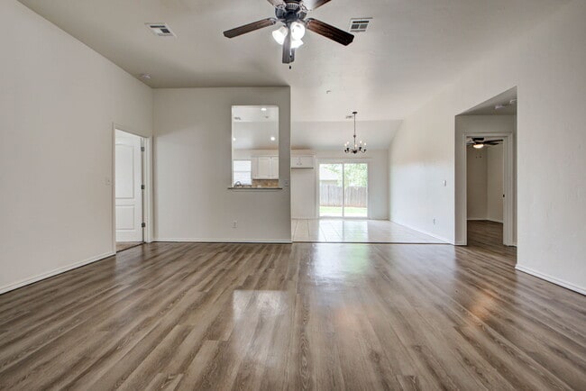 Building Photo - 608 Cavecreek St