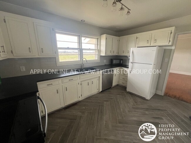 Building Photo - Spacious 2-Bedroom Country Home with Expan...