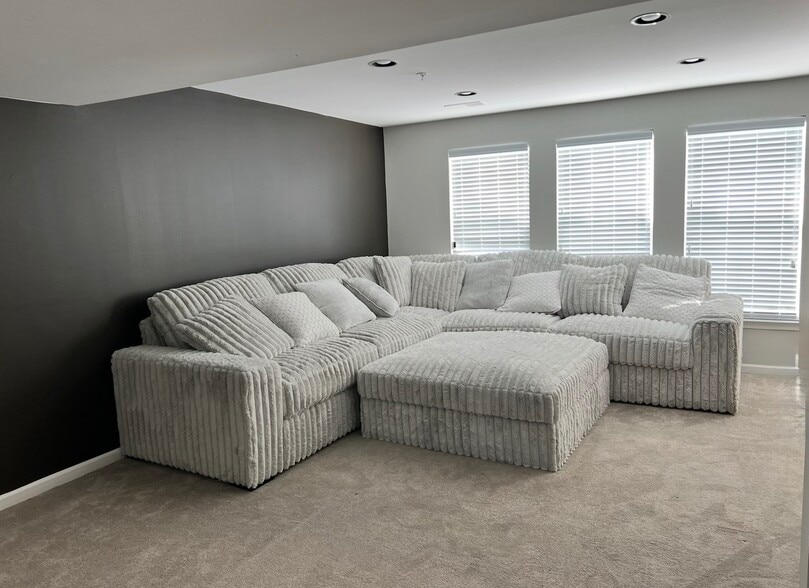 Building Photo - 1460 Pangbourne Way