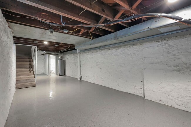 Building Photo - 618-620 Lilley Ave