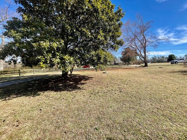 Building Photo - 10500 Chalkley Rd