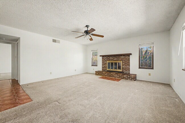 Building Photo - 2822 E Willow Ave