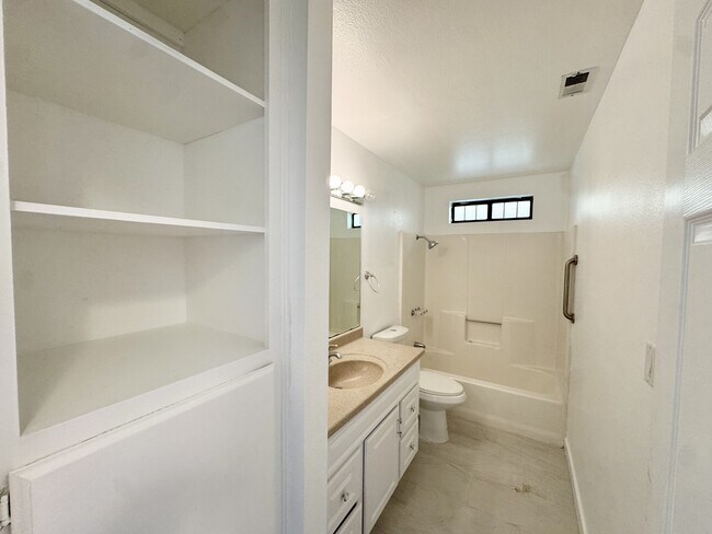 Building Photo - 9808 Susan Ave