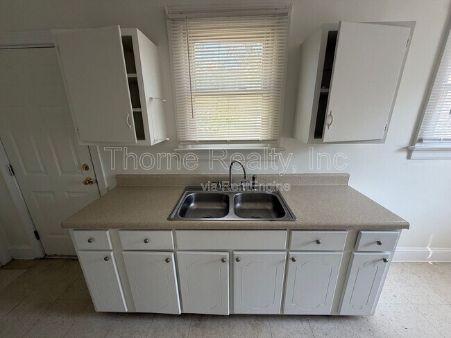 Building Photo - 216 S Vyne St