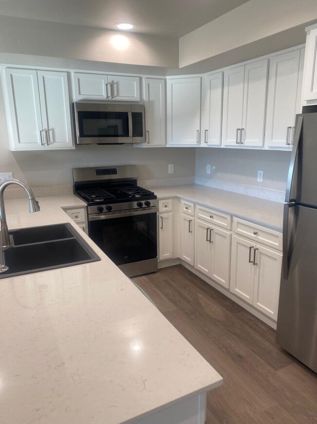 Building Photo - 4431-B Deveraux Place