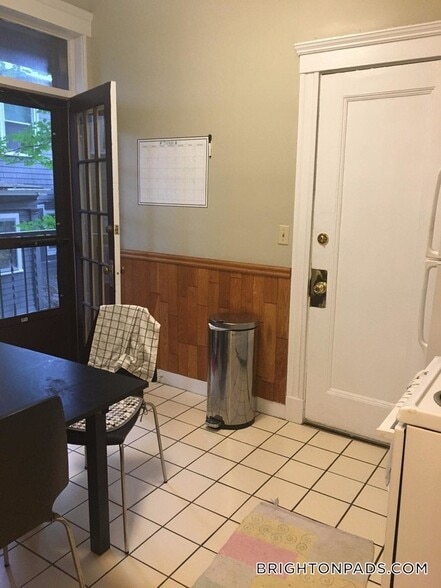 Building Photo - 153 Strathmore Rd