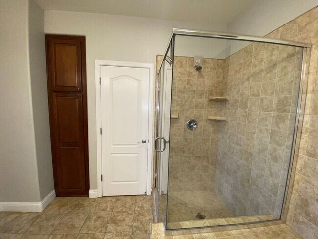 Building Photo - Top of the Hill - Gorgeous 5 Bedroom 3 Bat...
