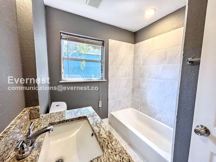 Building Photo - 413 Brown Dr