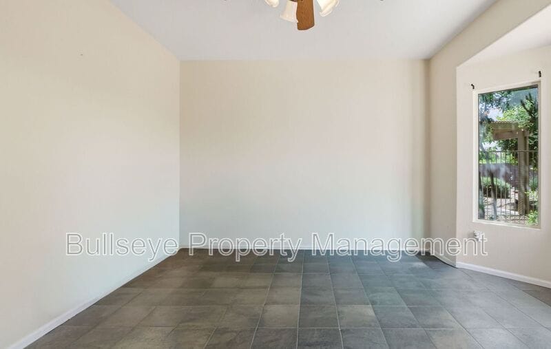Building Photo - 15893 W Arrowhead Dr