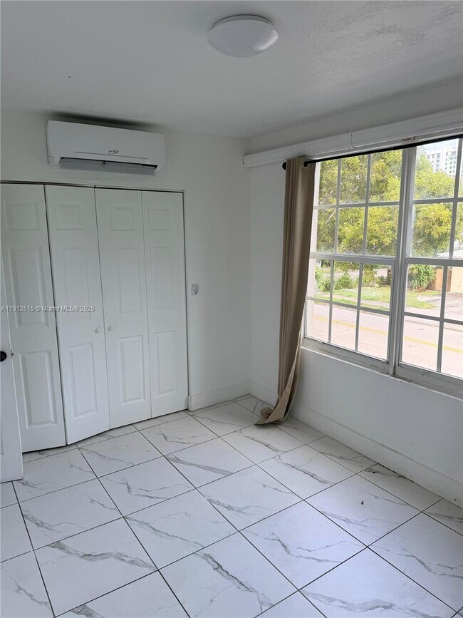 Building Photo - 1652 Madison St