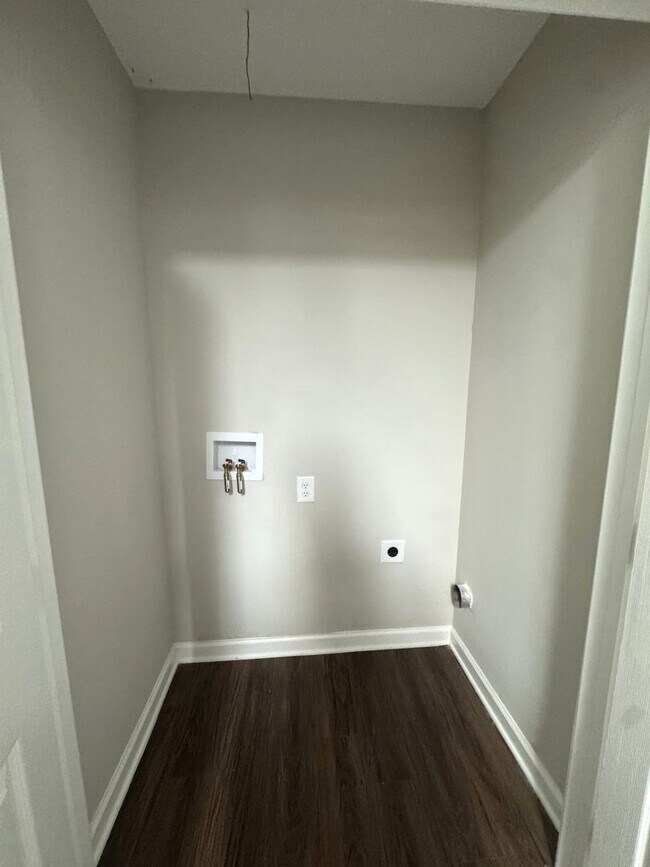 Building Photo - 620 Pinecrest Dr
