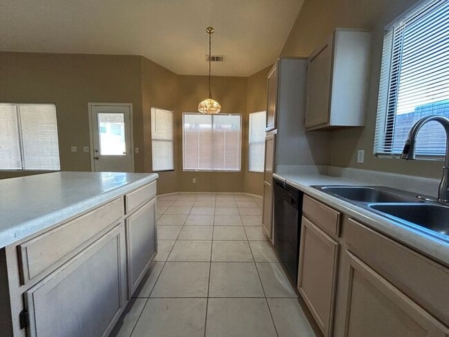 Building Photo - 5004 E Dartmouth St