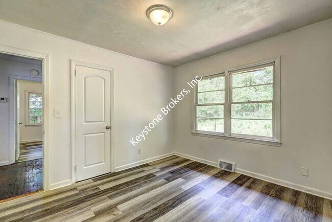 Building Photo - 2634 Tredway Dr