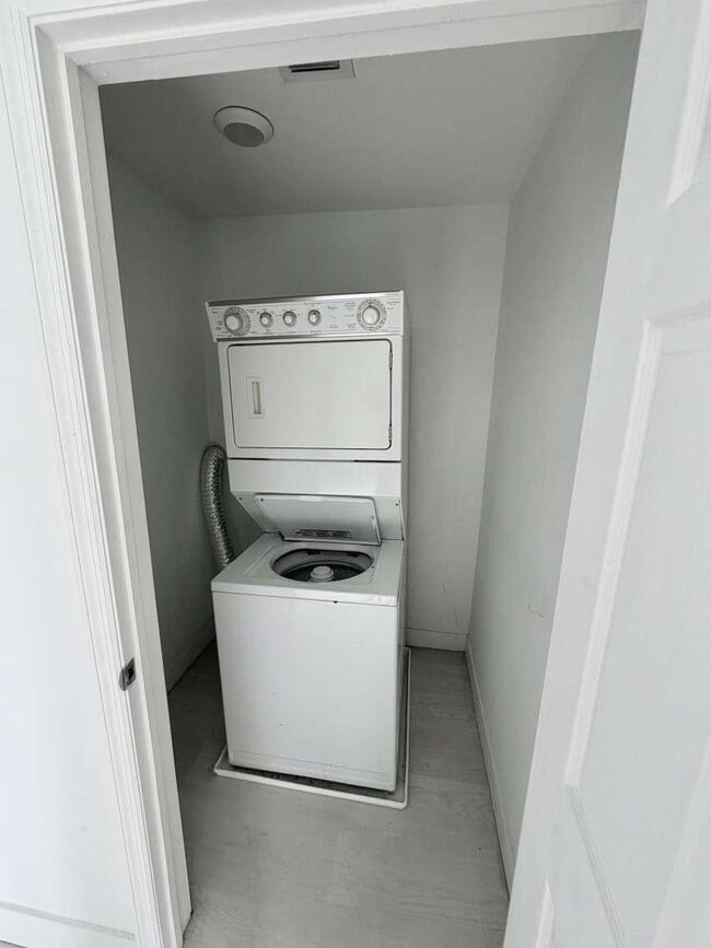 Building Photo - 7516 NE 1st Ave