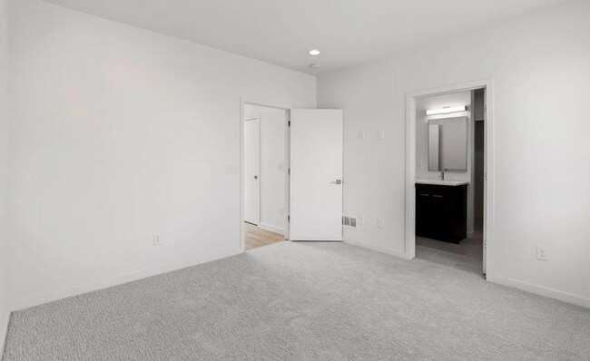 Building Photo - FIRST MONTH'S FREE!! Modern 2 bed, 2.5 bat...