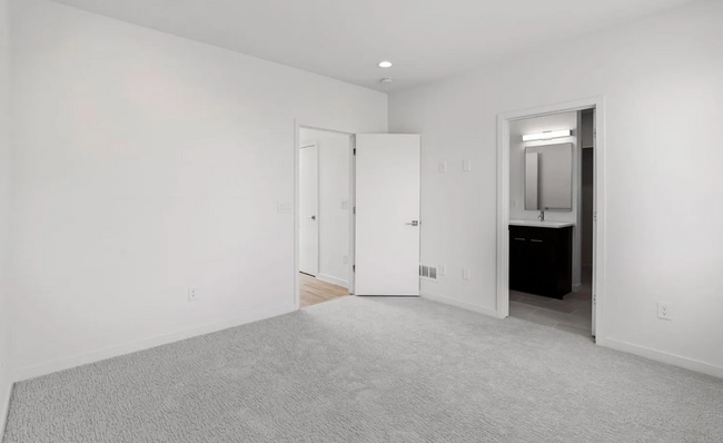 Building Photo - Modern 2 bed, 2.5 bath w/ rooftop!