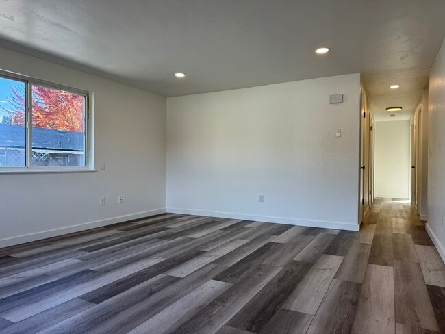 Building Photo - 903 Sunny Ln