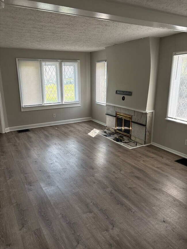 Building Photo - Butler Beauty on the Knoll!  6BR/3BA ready to go for next school year.