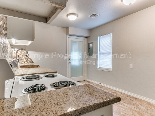 Building Photo - 512 W Lockheed Dr