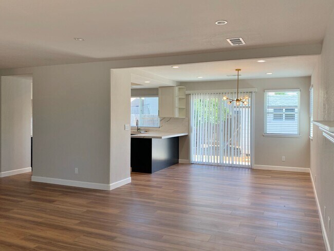 Building Photo - 900 Apricot Ln
