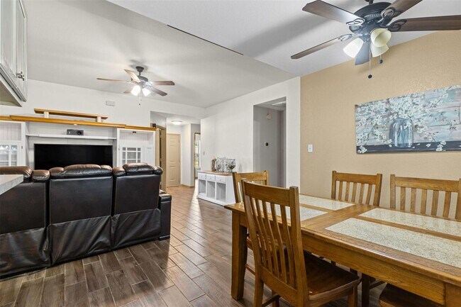 Building Photo - Welcome to this inviting 3-bedroom, 2-bath...