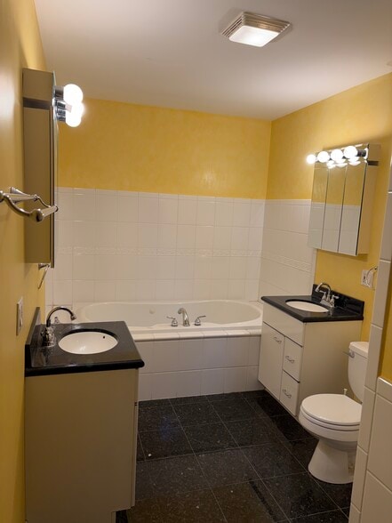 Building Photo - 7726 N Paulina St #1