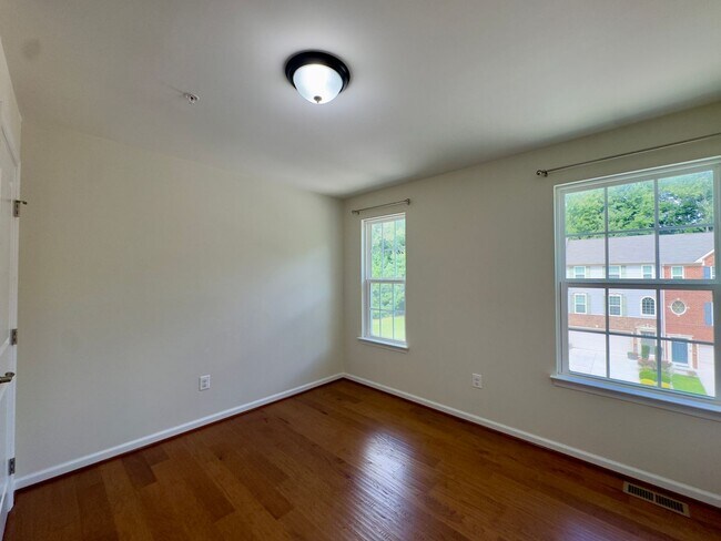 Building Photo - 1302 Dickinson Ct