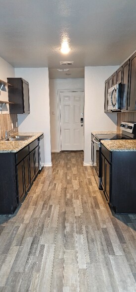 Building Photo - 419 E Day St