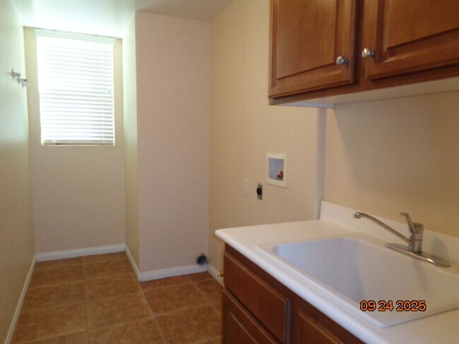 Building Photo - Spacious Quartz Hill 2 Story Home Offering 3663 sq. ft. and was Built in 2004