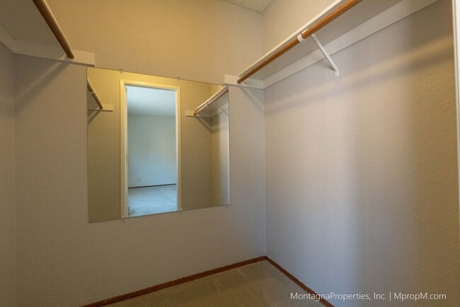 Building Photo - Spacious Townhome - GARAGE - Light and Bri...