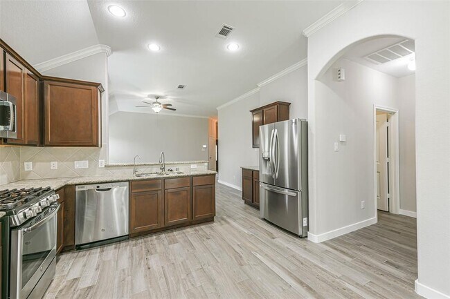 Building Photo - 13706 Drakeford Ct