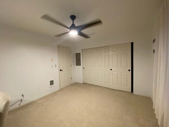 Building Photo - Location Location Location ~2 Bedroom 2.5 ...