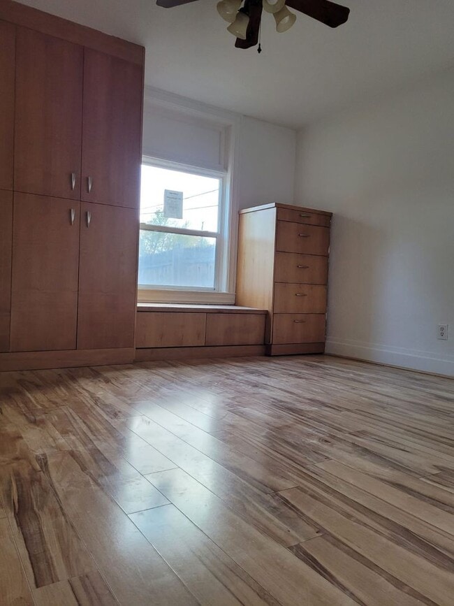 Building Photo - 3 Bedroom/2 Bathroom Salt Lake City