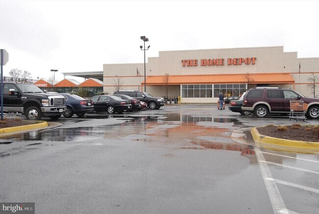 Building Photo - 8703 Village Green Ct